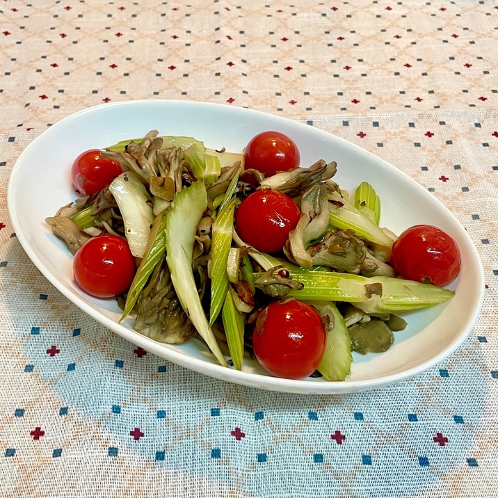 お肉の付け合わせに♡セロリと舞茸のハーブソルト炒め
